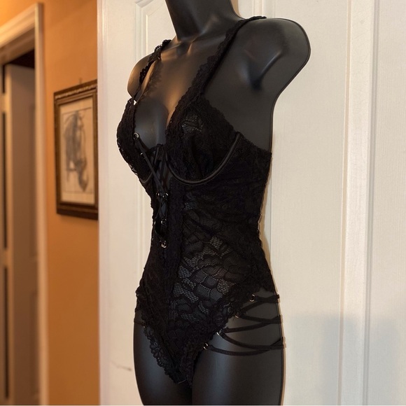 “FREDERICK’S OF HOLLYWOOD” Strappy Lace Teddy - Picture 11 of 16